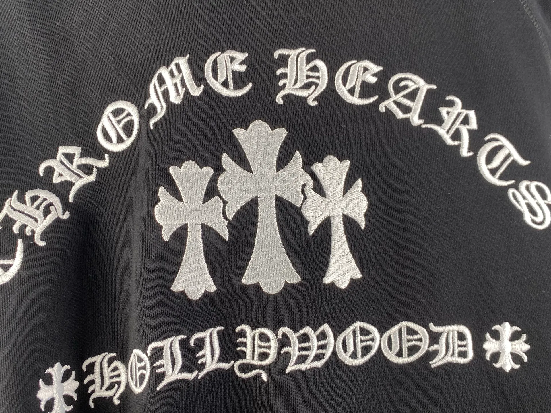 P440 Chrome Hearts cross embroidery sweatshirt ●Authentic 12200 purchase and development ●380g Korean cotton and linen sweatshirt 100% cotton ●380g 2*2 matching high-end brand rib ●Fabrics fermentation wash. ●Imported embroidery ●Customized 1:1 hardware ●Customized 1:1 leather label ●Customized 1:1 trademark ●Loose version ●Size: S M L XL